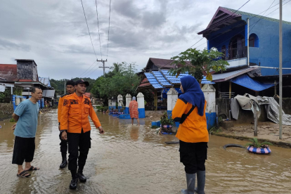 BANGKOK, 04/05/2024.- Al menos 15 personas han perdido la vida a raíz de las inundaciones y los corrimientos de tierra registrados en la isla de Célebes, en la región central de Indonesia. Las lluvias torrenciales que golpean la zona desde el jueves han provocado la subida de las aguas a hasta 3 metros de altura en algunos distritos del sur de Célebes, apunta en un comunicado la Agencia Nacional para la Gestión de Desastres (BNPB). EFE/  Agencia Nacional para la Gestión de Desastres (BNPB)/SOLO USO EDITORIAL/SOLO DISPONIBLE PARA ILUSTRAR LA NOTICIA QUE ACOMPAÑA (CRÉDITO OBLIGATORIO)