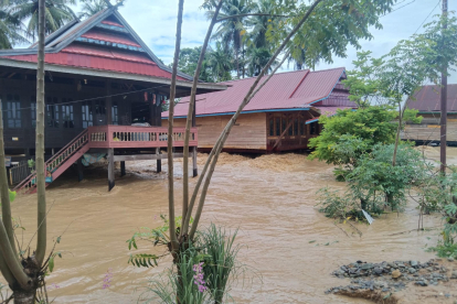AME3138. ISLA DE CÉLEBES (INDONESIA), 04/05/2024.- Fotografía cedida por la Agencia Nacional para la Gestión de Desastres (BNPB) que muestra una inundación este viernes en Isla de Célebes (Indonesia). Al menos 15 personas han perdido la vida a raíz de las inundaciones y los corrimientos de tierra registrados en la isla de Célebes, en la región central de Indonesia, informan este sábado los equipos de emergencia. EFE/ Agencia Nacional Para La Gestión De Desastres (bnpb) / SOLO USO EDITORIAL/ SOLO DISPONIBLE PARA ILUSTRAR LA NOTICIA QUE ACOMPAÑA (CRÉDITO OBLIGATORIO)