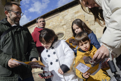 Una familia madrileña consulta los mapas este puente en León.