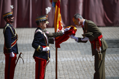 El rey Felipe jura de bandera por el 40 aniversario de su promoción del Ejército de Tierra, de la que la princesa Leonor es testigo al estar formada en el patio de armas con los otros cadetes de su curso, este sábado en la Academia General Militar (AGM) de Zaragoza. EFE/ Javier Cebollada