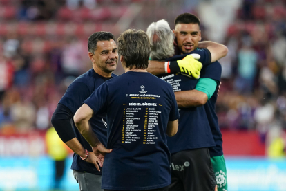 El técnico del Girona, Michel (i), a la finalización del encuentro correspondiente a la jornada 34 de Primera División que Girona y FC Barcelona han disputado en el estadio municipal de Montilivi, en la localidad gerundense. EFE/David Borrat.