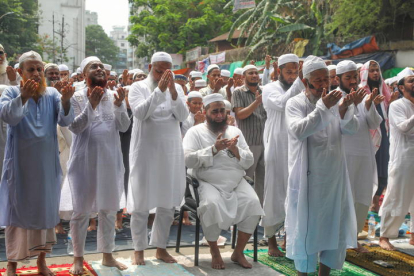 Musulmanes rezan para pedir lluvias en Dhaka, Bangladesh.