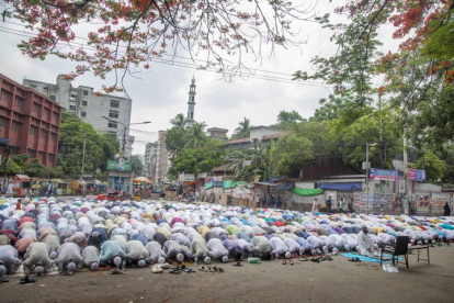 Musulmanes rezan para pedir lluvias en Dhaka, Bangladesh.