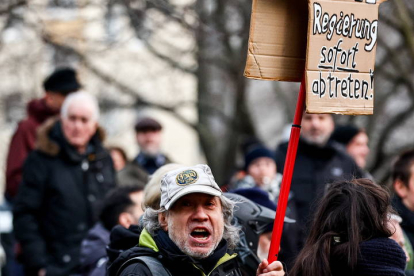 Dresden (Germany), 29/02/2024.- A demonstrator holds a placard reading 'Resign from government immediately' during a protest against German chancellor as he attends the so-called 'citizens dialogue' event in Dresden, Germany, 29 February 2024. (Protestas, Alemania, Dresde) EFE/EPA/FILIP SINGER