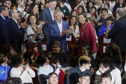 La reina Letizia (c-d) junto al ministro de Política Territorial y Memoria Democrática, Víctor Torres (c), y la presidenta del Consejo de Estado, Carmen Calvo (i), antes del comienzo del concierto EmociónArte, un evento organizado por la Fundación Princesa de Girona que promueve el bienestar emocional entre los jóvenes, este lunes en Madrid. EFE/ J.J. Guillén