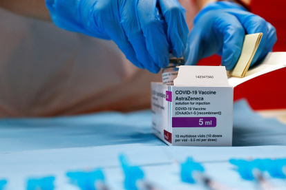 Un sanitario abre una caja con viales de la vacuna de AstraZeneca.