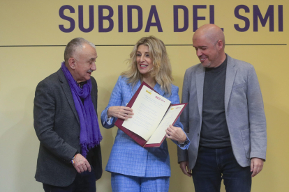 La vicepresidenta segunda del Gobierno y ministra de Trabajo y Economía Social, Yolanda Díaz (c), posa con los secretarios generales de CCOO, Unai Sordo (d), y UGT, Pepe Álvarez, el pasado enero en Madrid después de la firma del acuerdo para la subida del 5 % del salario mínimo interprofesional (SMI) en 2024. EFE/ Fernando Alvarado