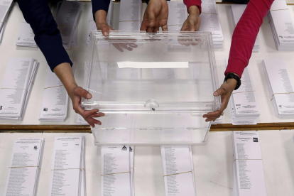 Imagen de archivo de los preparativos para unas elecciones europeas. EFE/Jesús Diges