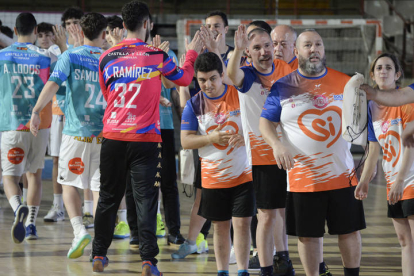 La primera plantilla del equipo leonés se enfrentó a un combinado de jugadores de la ONG Solidaridad y Trabajo