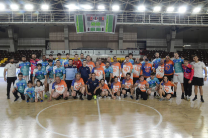 La primera plantilla del equipo leonés se enfrentó a un combinado de jugadores de la ONG Solidaridad y Trabajo