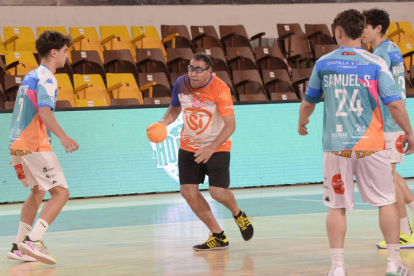 La primera plantilla del equipo leonés se enfrentó a un combinado de jugadores de la ONG Solidaridad y Trabajo