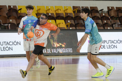 La primera plantilla del equipo leonés se enfrentó a un combinado de jugadores de la ONG Solidaridad y Trabajo