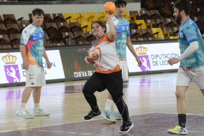 La primera plantilla del equipo leonés se enfrentó a un combinado de jugadores de la ONG Solidaridad y Trabajo