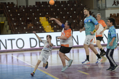 La primera plantilla del equipo leonés se enfrentó a un combinado de jugadores de la ONG Solidaridad y Trabajo