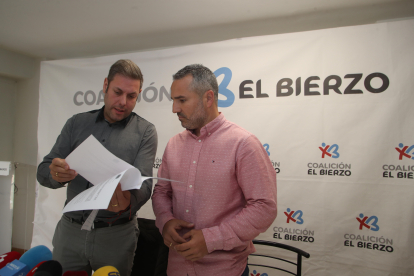 Iván Alonso y David Pacios, concejales de Coalición por el Bierzo en el equipo de gobierno de Ponferrada, este miércoles en rueda de prensa.