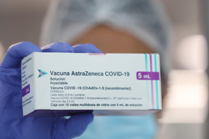 Foto archivo. Una persona muestra un envase de la vacuna AstraZeneca para combatir la covid-19. EFE/Sáshenka Gutiérrez