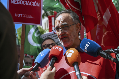 El portavoz de UGT, Antonio García Soto realiza declaraciones a la prensa durante la concentración que los trabajadores de la Agencia Tributaria llevan a cabo este miércoles ante la sede de la Agencia Estatal de la Administración Tributaria, en Madrid. EFE/ Fernando Villar
