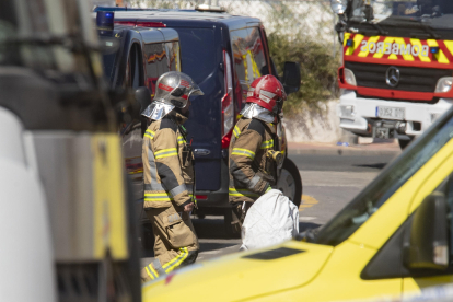 Imagen de archivo de bomberos de Murcia en la extinción de un incendio. EFE/ Marcial Guillén