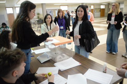 La primera alumna en votar en las elecciones a rector de la ULE.