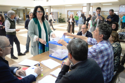 La candidata Teresa Mata vota en las elecciones a la ULE.