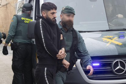 Imagen de archivo de agentes de la Guardia Civil trasladando a los juzgados de Barbate (Cádiz) a uno de los ocho detenidos por la muerte de dos guardias civiles a los que arrollaron con una narcolancha en la localidad gaditana de Barbate. EFE/Román Ríos.