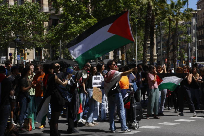 Decenas de jóvenes protestan ante el edificio central histórico de la UB donde siguen acampados un centenar de estudiantes para mostrar su solidaridad con Palestina, este miércoles en que el claustro de la Universidad de Barcelona (UB) ha votado a favor de una moción de apoyo a Palestina y contra el 