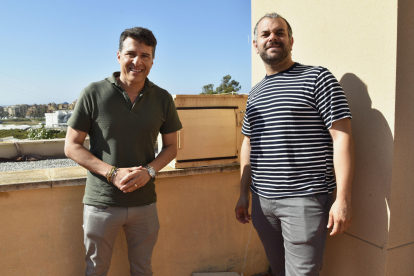 El alcalde de Torrox, Óscar Medina y el profesor de Biología del Instituto Alfaguar, Carlos Castillo, posan junto a una caja nido de lechuzas tras una entrevista con EFE sobre el nuevo proyecto 