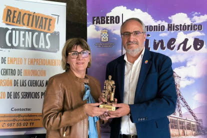 La alcaldesa de Fabero, Mari Paz Martínez, y el presidente del Consejo del Bierzo, Olegario Ramón.