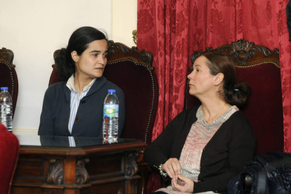 Triana Martínez conversa con su madre en la conclusión de la vista oral.