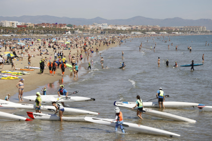 Bañistas en la playa de las Arenas en Valencia, este sábado. EFE/ Ana Escobar
