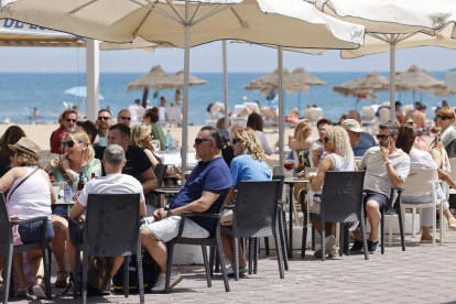 Terrazas abarrotadas en la playa de las Arenas en Valencia, este sábado. EFE/ Ana Escobar