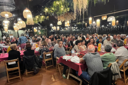 Cena popular en la Finca El Casar de Cabañas Raras para celebrar la Fiesta de la Emancipación.
