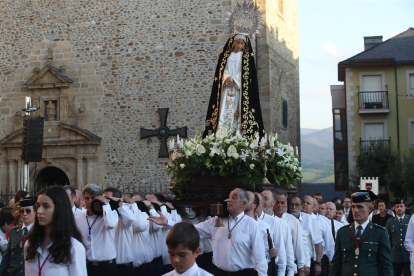 La Virgen de la Soledad recorrió el casco antiguo tras salir de la Basílica de la Encina.
