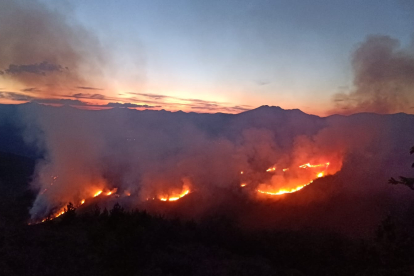 Situación del incendio declarado en montes de Páramo del Sil a última hora de la noche de ayer.