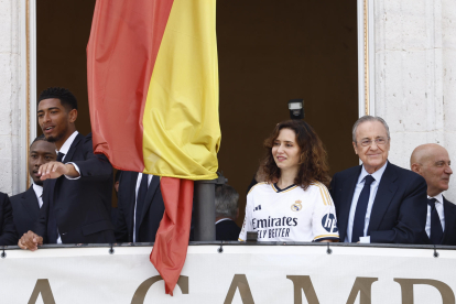 El presidente del Real Madrid, Florentino Pérez, y la presidenta de la Comunidad de Madrid, Isabel Díaz Ayuso, en la visita del equipo a la Real Casa de Correos durante los actos de celebración de la trigésimo sexta Liga conseguida por el club. EFE/Daniel Gonzalez