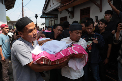 Familiares y vecinos llevan este miércoles en Depok (Indonesia) el cadáver de uno de los 11 muertos en el accidente de autobús el sábado por la noche en Subang, en la provincia de Java Occidental. EFE/EPA/ADI WEDA