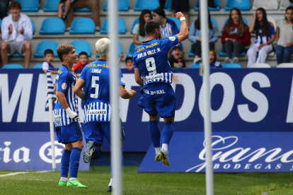 Borja Valle celebra el primer gol de la Deportiva.