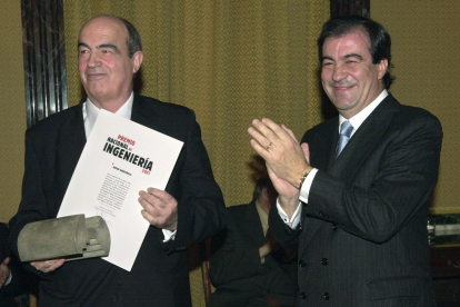 El ministro de Fomento, Francisco Alvarez-Cascos, aplaudiendo a Manterola, a quien entregó el Premio Nacional de Ingeniería Civil correspondiente al año 2001.