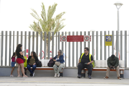 Imagen de viajeros esperando en la estación de Sans en Barcelona, este domingo 12 de febrero.