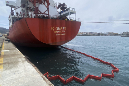 El petrolero turco "K Onset" en el puerto de Ceuta. Archivo EFE/ Rafael Peña