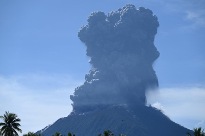 El volcán Ibu, en el este de Indonesia, entró este lunes en erupción y lanzó una columna de humo y ceniza de 5.000 metros de altura que se desplaza hacia el oeste, indicó el Instituto de Vulcanología indonesio (Magma). 
                      SOLO USO EDITORIAL/SOLO DISPONIBLE PARA ILUSTRAR LA NOTICIA QUE ACOMPAÑA (CRÉDITO OBLIGATORIO)