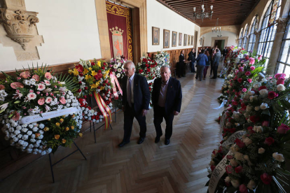 La capilla ardiente de Isabel Carrasco, instalada en el Palacio de los Guzmanes, concitó miles de personas, desde ciudadanos anónimos a altos cargos de la política, incluido el presidente del Gobierno.