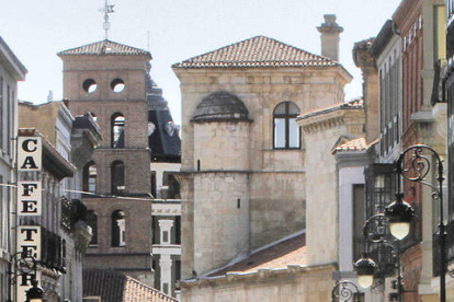 La capilla ardiente de Isabel Carrasco, instalada en el Palacio de los Guzmanes, concitó miles de personas, desde ciudadanos anónimos a altos cargos de la política, incluido el presidente del Gobierno.