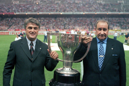 Jesús Gil y Radomir Antic, en una foto de archivo con la copa de campeones de Liga de 1995-96. EFE/J.M.Pastor/aa