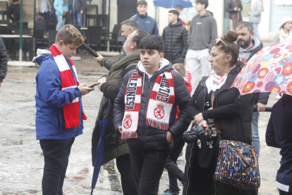 Los protagonistas del histórico ascenso de la Cultural fueron recibidos por decenas de aficionados en la plaza de San Marcelo.