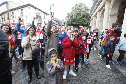 Los protagonistas del histórico ascenso de la Cultural fueron recibidos por decenas de aficionados en la plaza de San Marcelo.