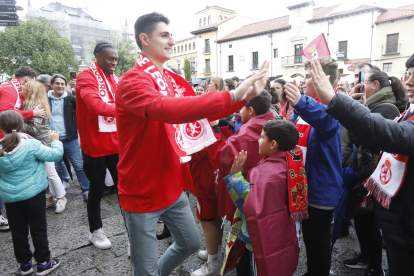 Los protagonistas del histórico ascenso de la Cultural fueron recibidos por decenas de aficionados en la plaza de San Marcelo.