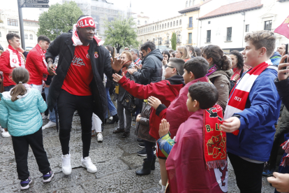 Los protagonistas del histórico ascenso de la Cultural fueron recibidos por decenas de aficionados en la plaza de San Marcelo.