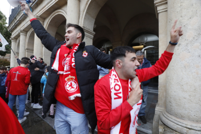 Los protagonistas del histórico ascenso de la Cultural fueron recibidos por decenas de aficionados en la plaza de San Marcelo.