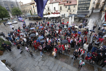 Los protagonistas del histórico ascenso de la Cultural fueron recibidos por decenas de aficionados en la plaza de San Marcelo.